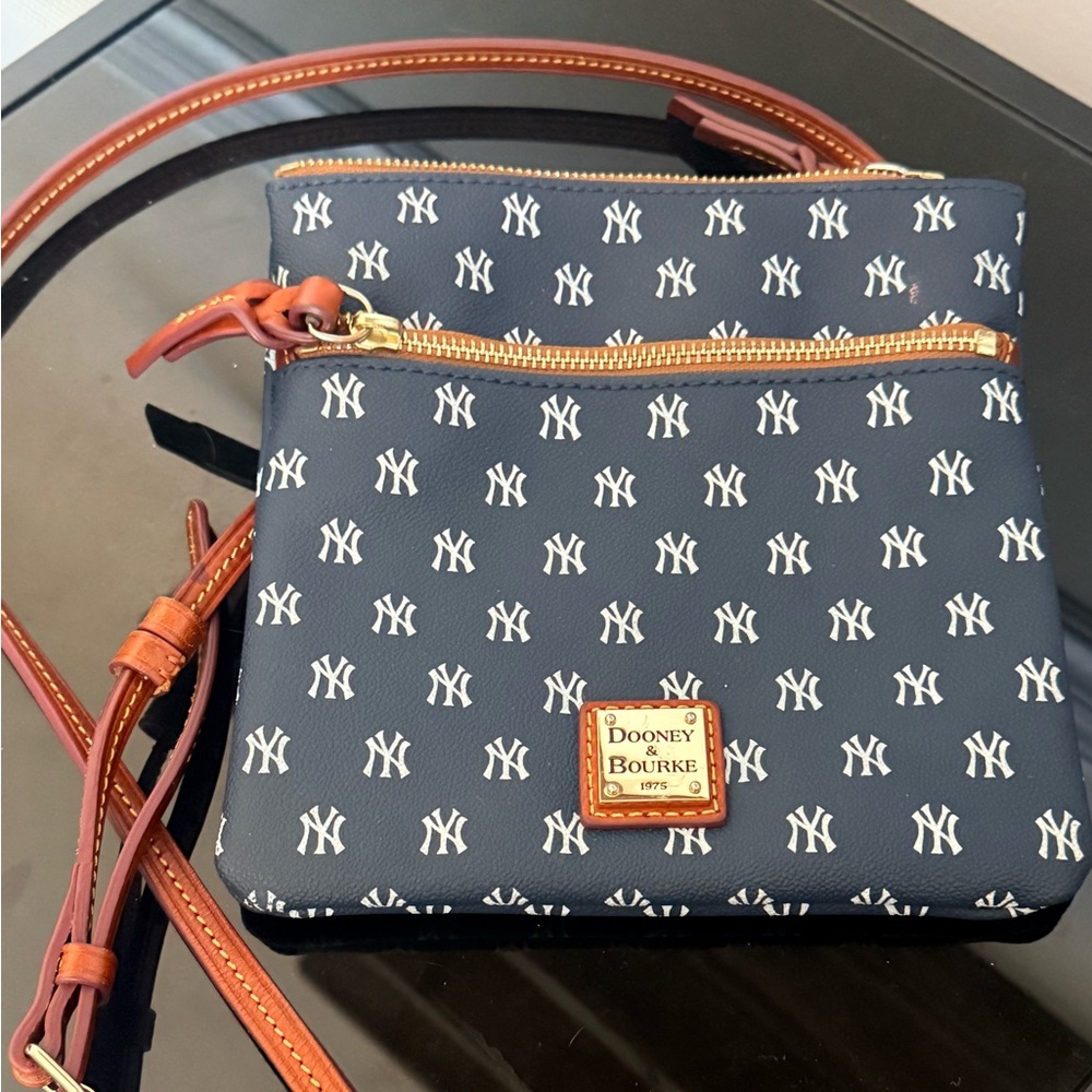 Dooney & Bourke New York Yankees Crossover Bag – Excellent Condition